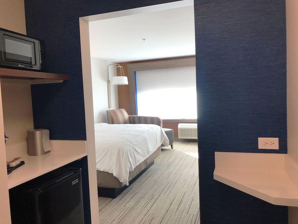 Holiday Inn Express & Suites Phoenix - Airport North by IHG Standard Room 17