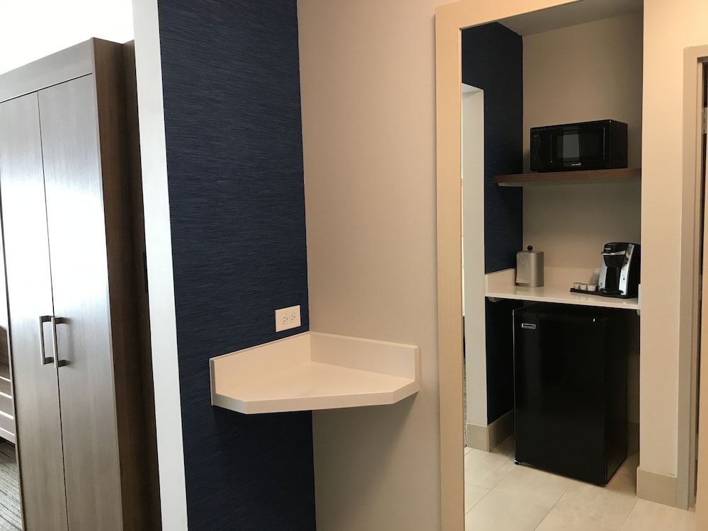 Holiday Inn Express & Suites Phoenix - Airport North by IHG Standard Room 9