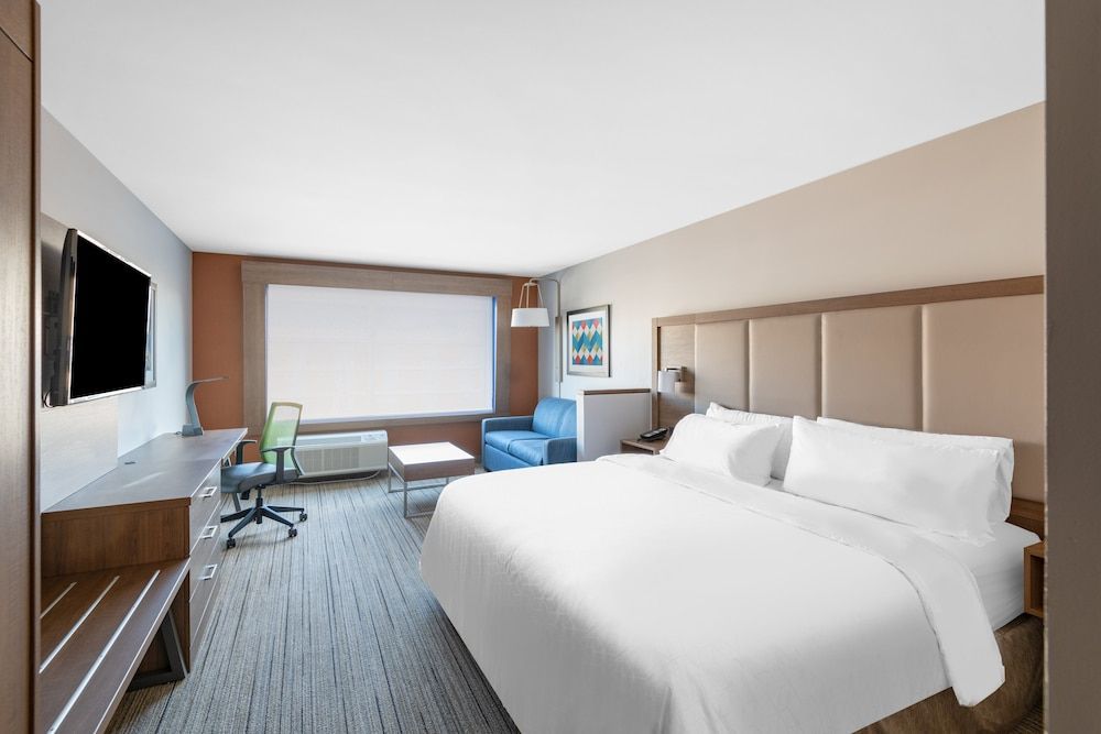 Suite, 1 King Bed, Roll-in Shower (Communications)