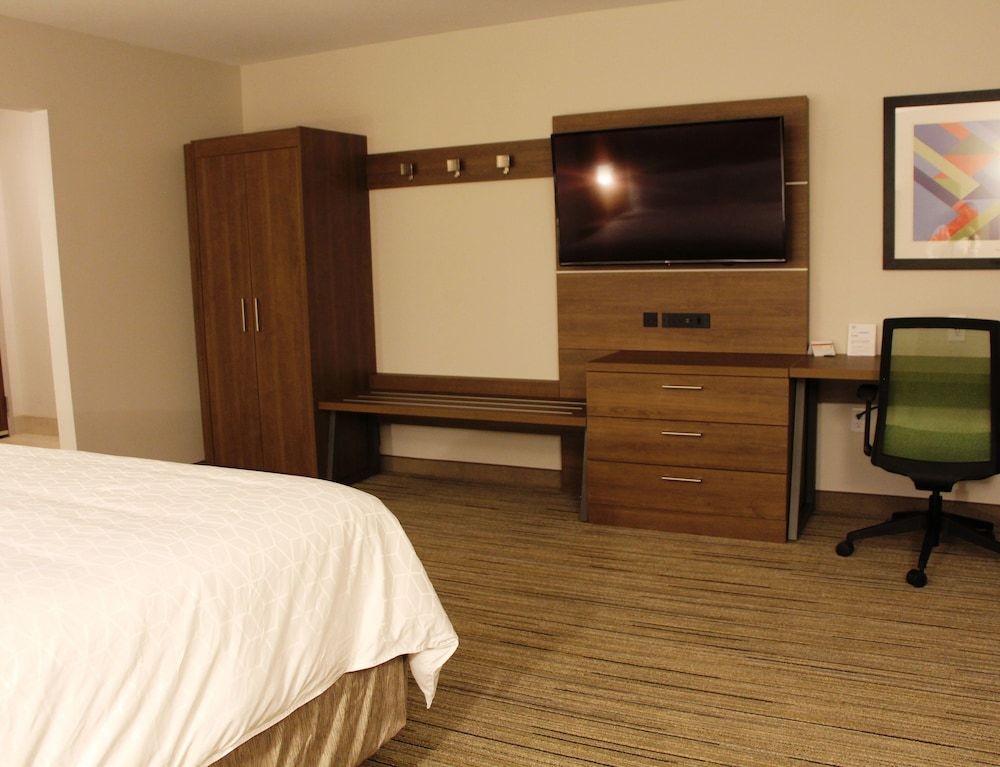 Standard Room, 1 King Bed (Extra Floor Space)