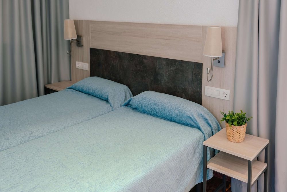 Port Europa Hotel Triple Room (2 Adults) 8