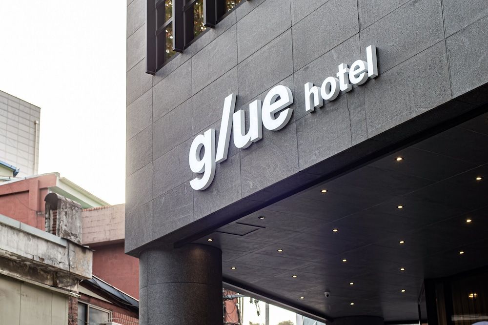 undefined glue Hotel 6
