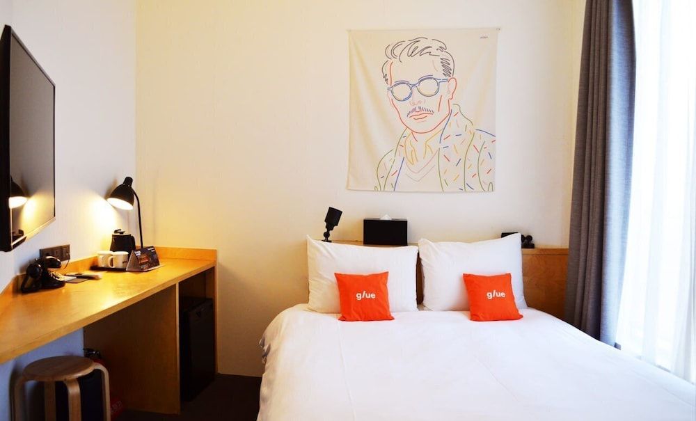 undefined glue Hotel 4