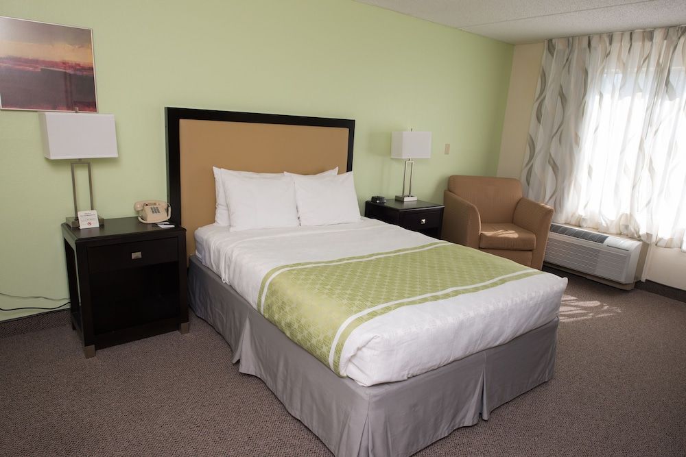 Standard Room, 1 Queen Bed