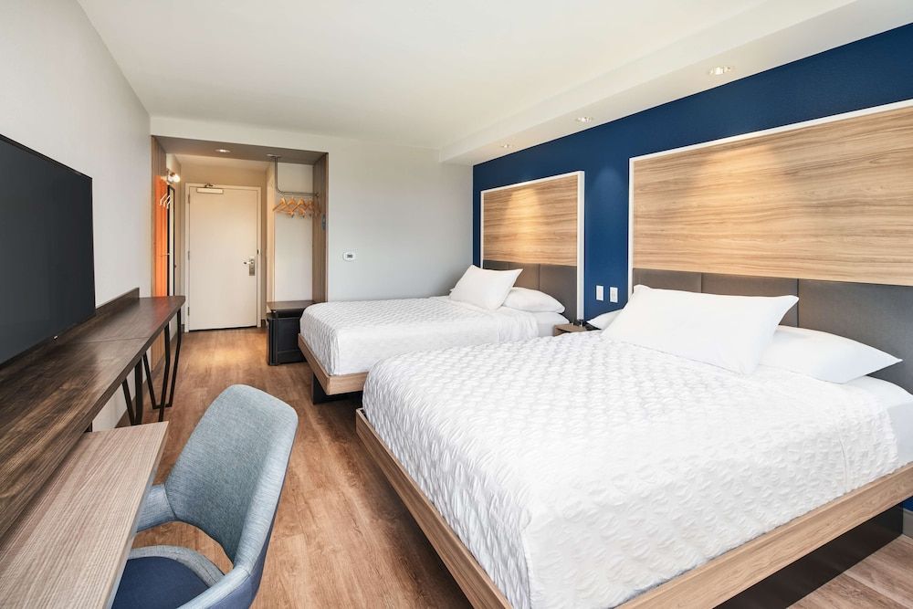 Room, 2 Queen Beds, Accessible, Bathtub