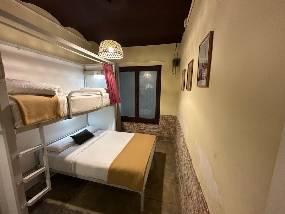 The Loft House Barcelona Triple Room, Shared Bathroom 5