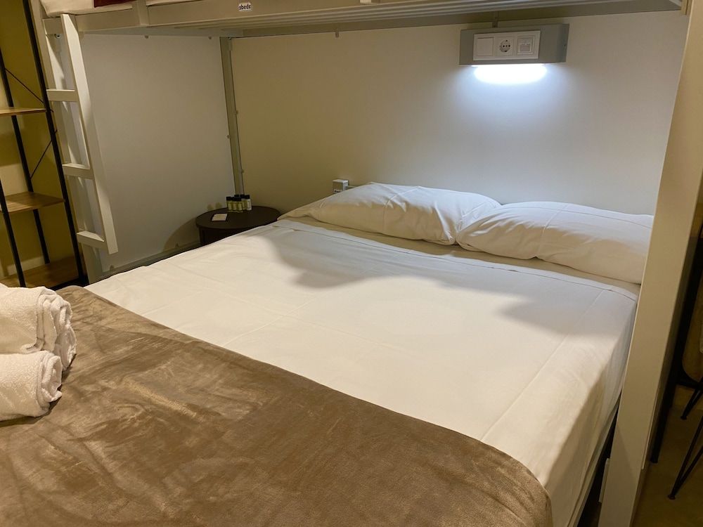 The Loft House Barcelona Triple Room, Shared Bathroom