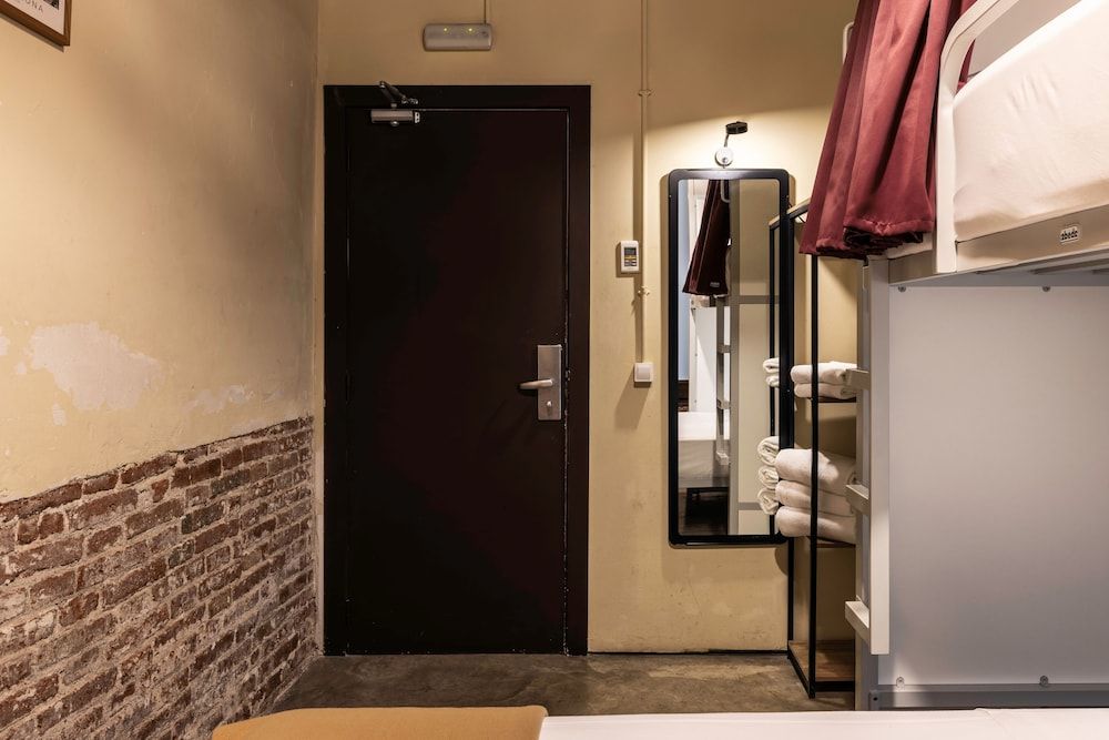 The Loft House Barcelona Triple Room, Shared Bathroom 6