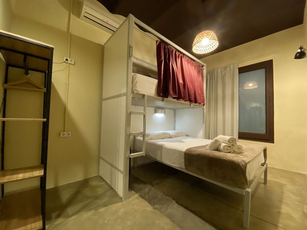 The Loft House Barcelona Triple Room, Shared Bathroom 3