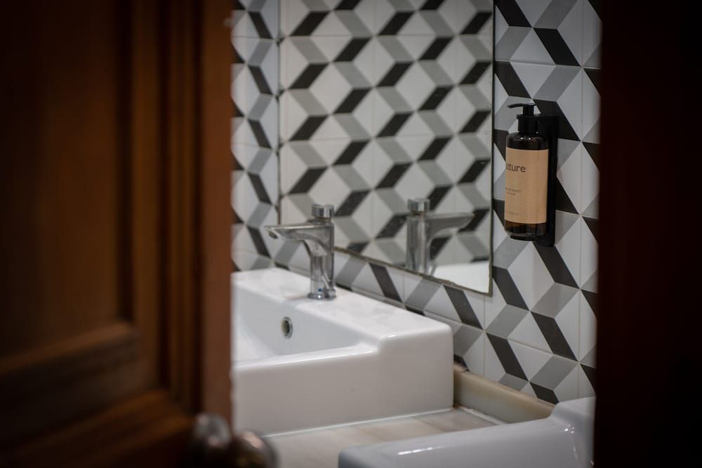 The Loft House Barcelona Triple Room, Shared Bathroom 9