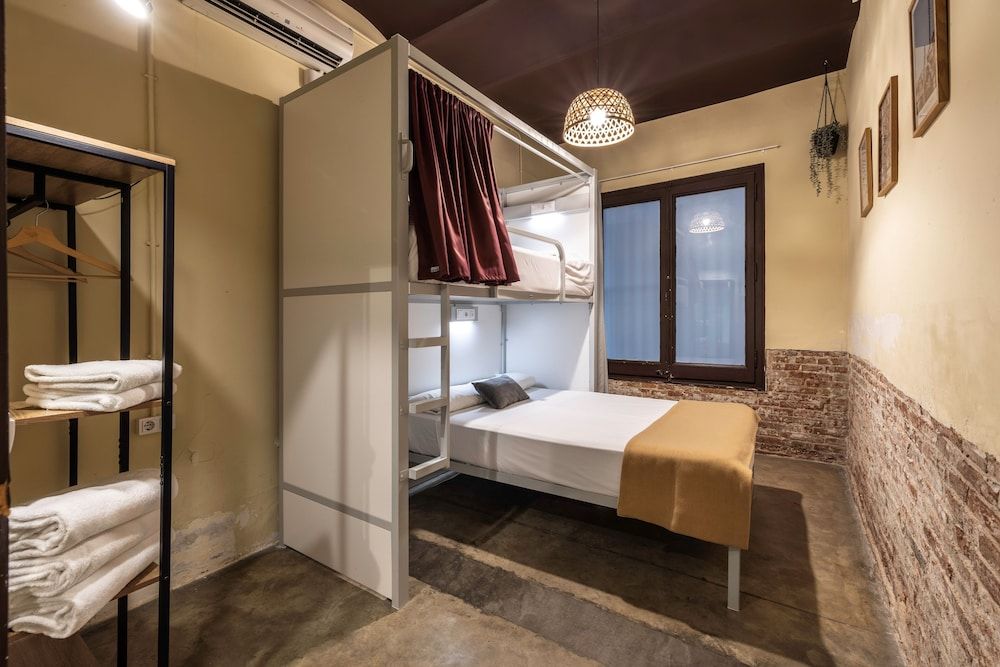 The Loft House Barcelona Triple Room, Shared Bathroom 15