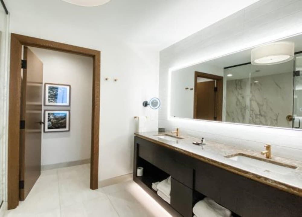 Omni Viking Lakes Hotel Deluxe Suite, 1 King Bed 2