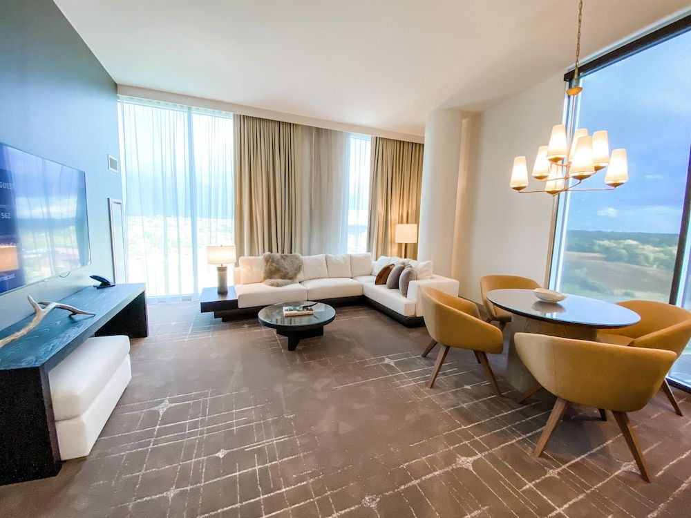 Omni Viking Lakes Hotel Deluxe Suite, 1 King Bed 4