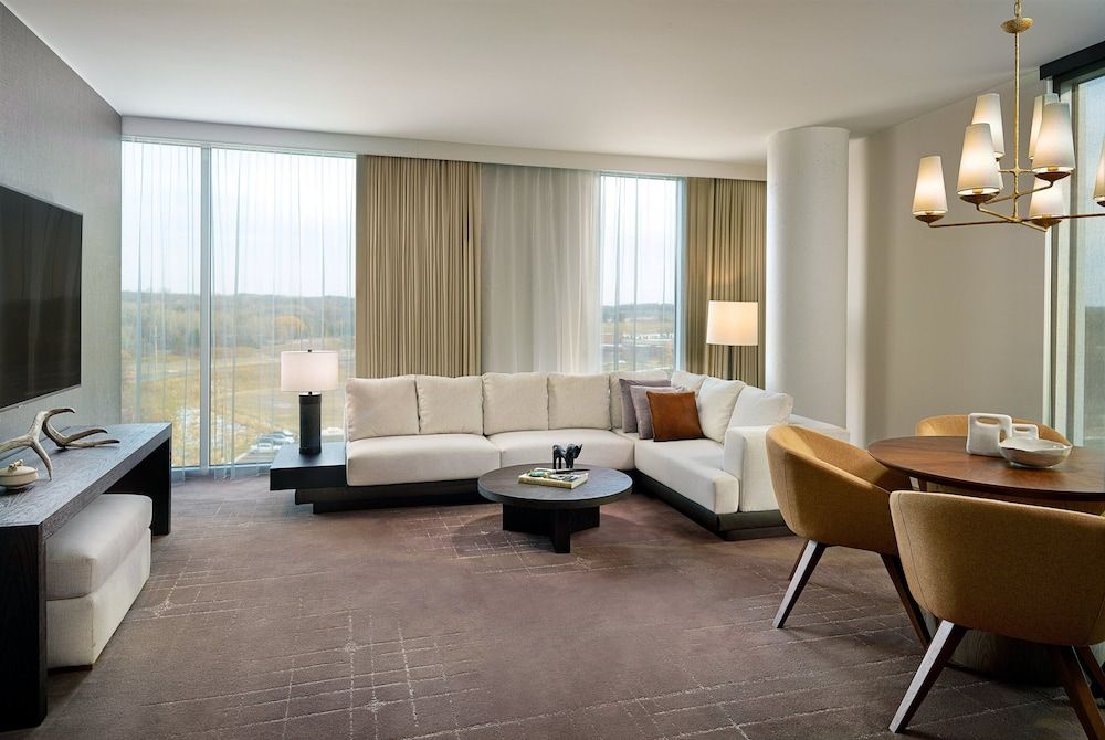 Omni Viking Lakes Hotel