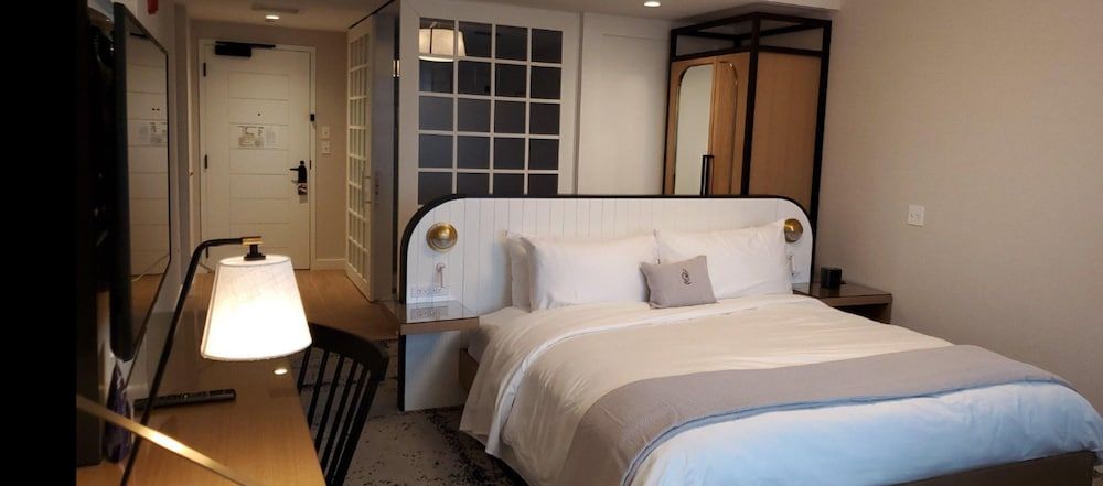 Penthouse, 1 King Bed, City View, Corner