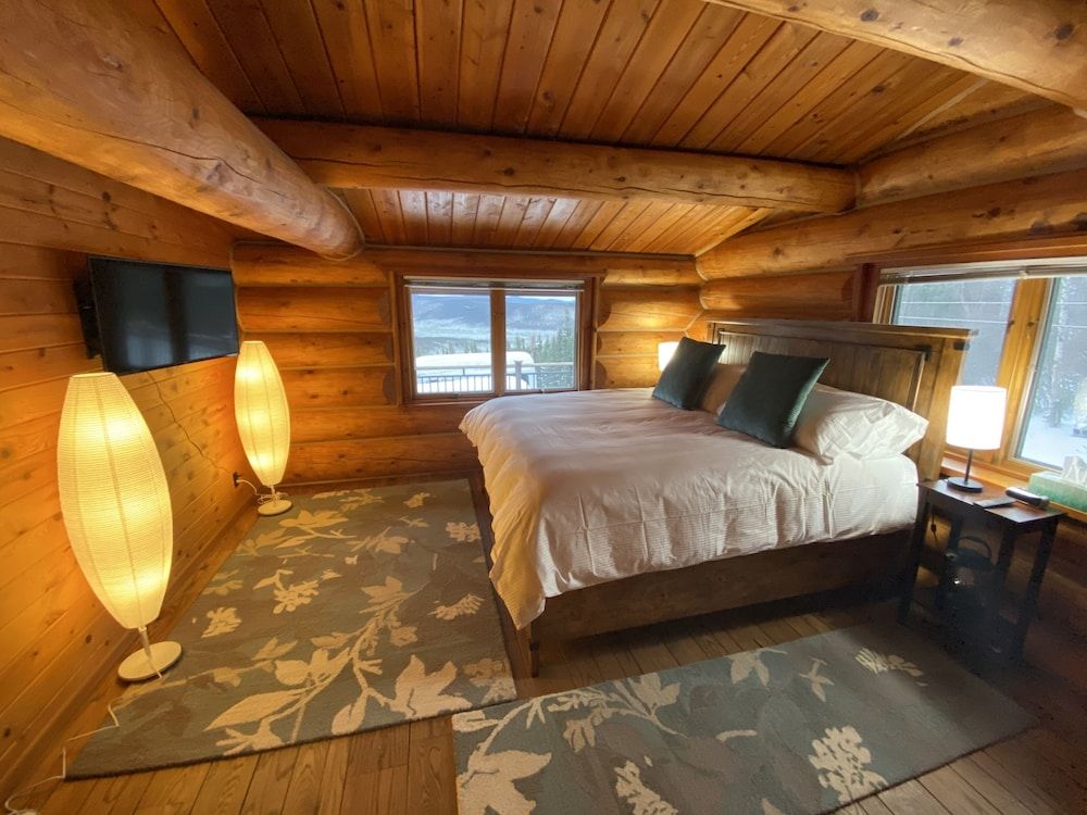 Aurora Villa Traditional Cabin, Multiple Beds, Non Smoking, Mountain View 2