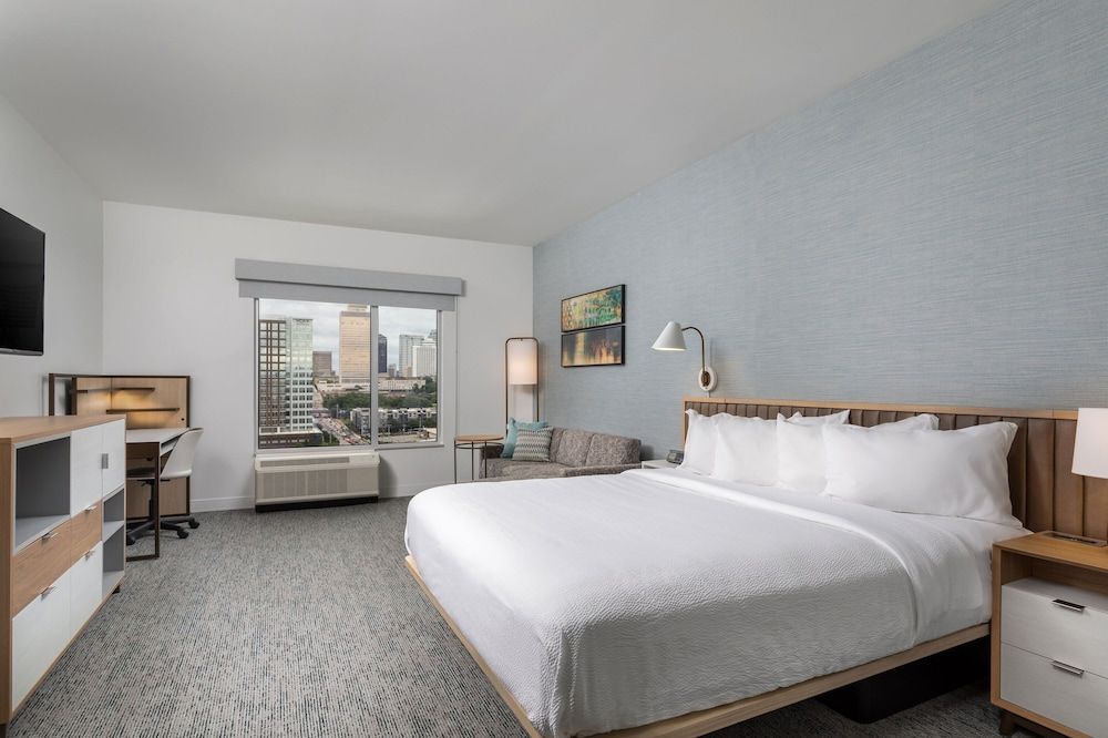 Studio, 1 King Bed, City View (Mobility/Hearing Access, Roll-In Shwr)