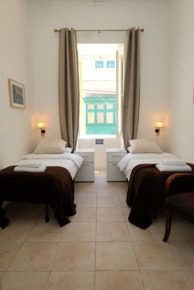 The Maltese Sun Twin Room (Patio) 2