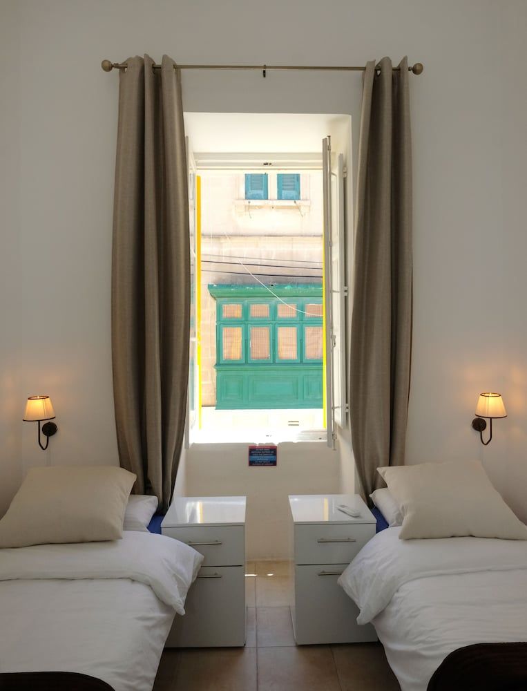The Maltese Sun Twin Room (Patio) 4