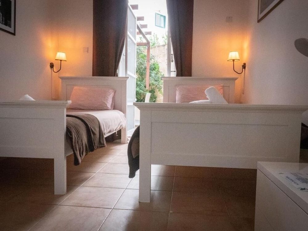The Maltese Sun Twin Room (Patio)