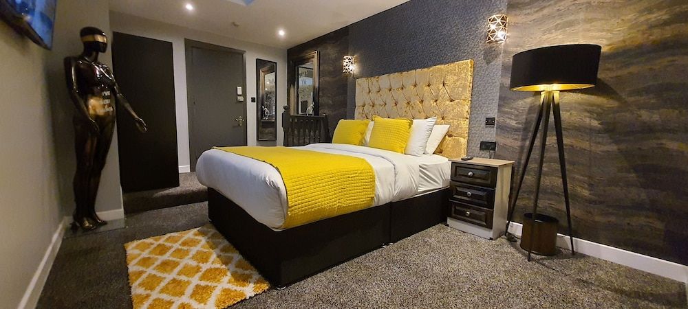 undefined The Gate Hotel 10