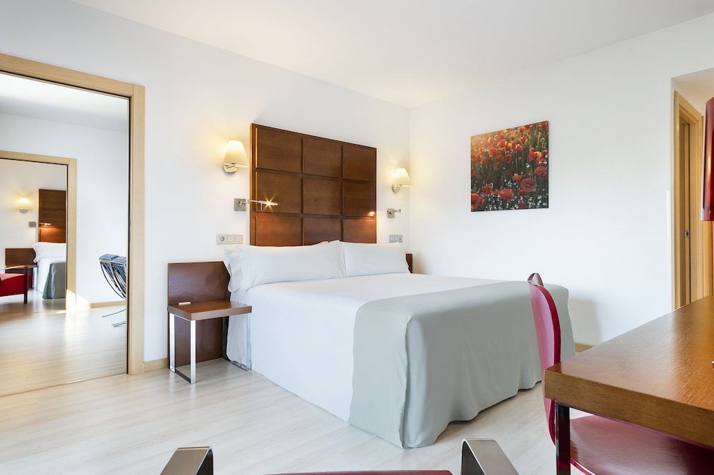 Zentral Ave Family Room (2 Adults, 2 Children) 2