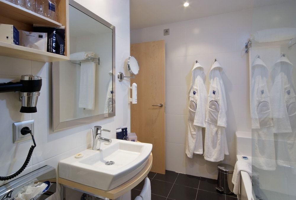 Zentral Ave Family Room (2 Adults, 2 Children) 4