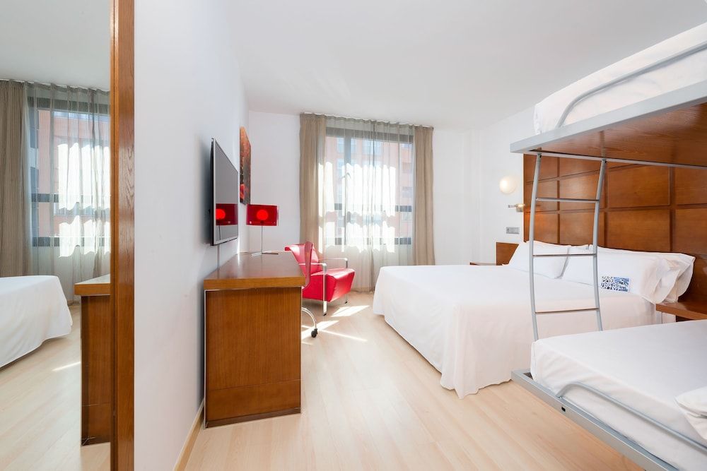 Zentral Ave Family Room (2 Adults, 2 Children)