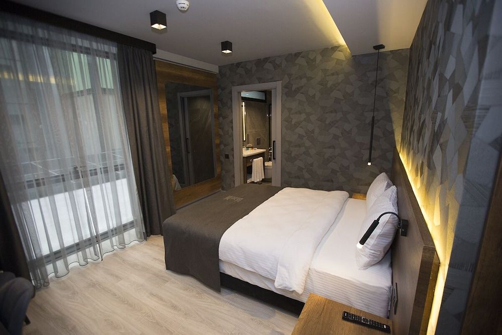 Emens Hotel Standard Double Room 2