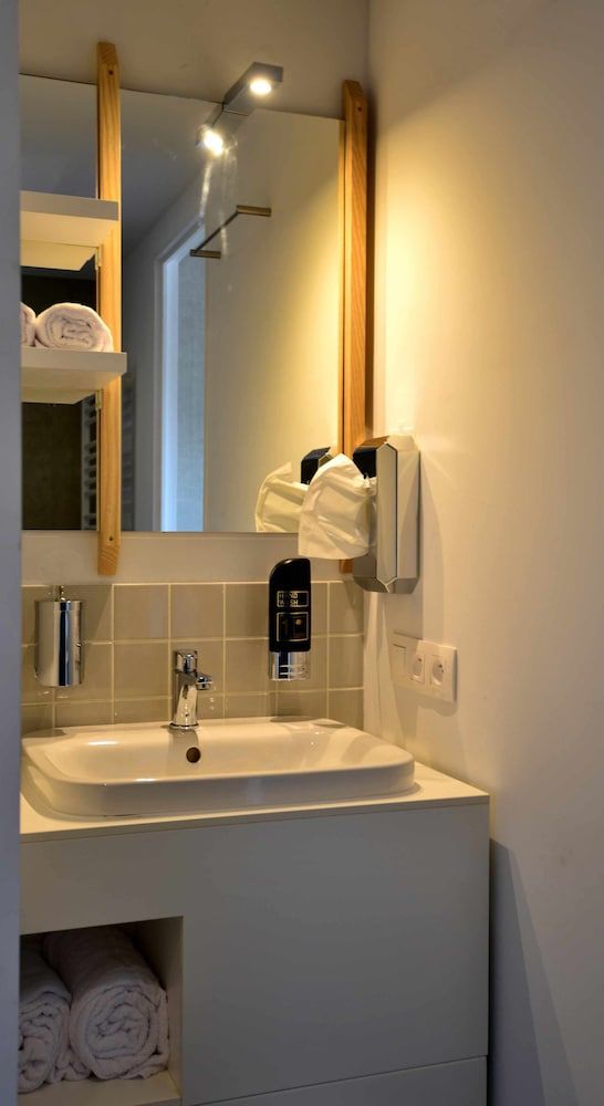 BELVUE Hotel Standard Double Room, Courtyard View