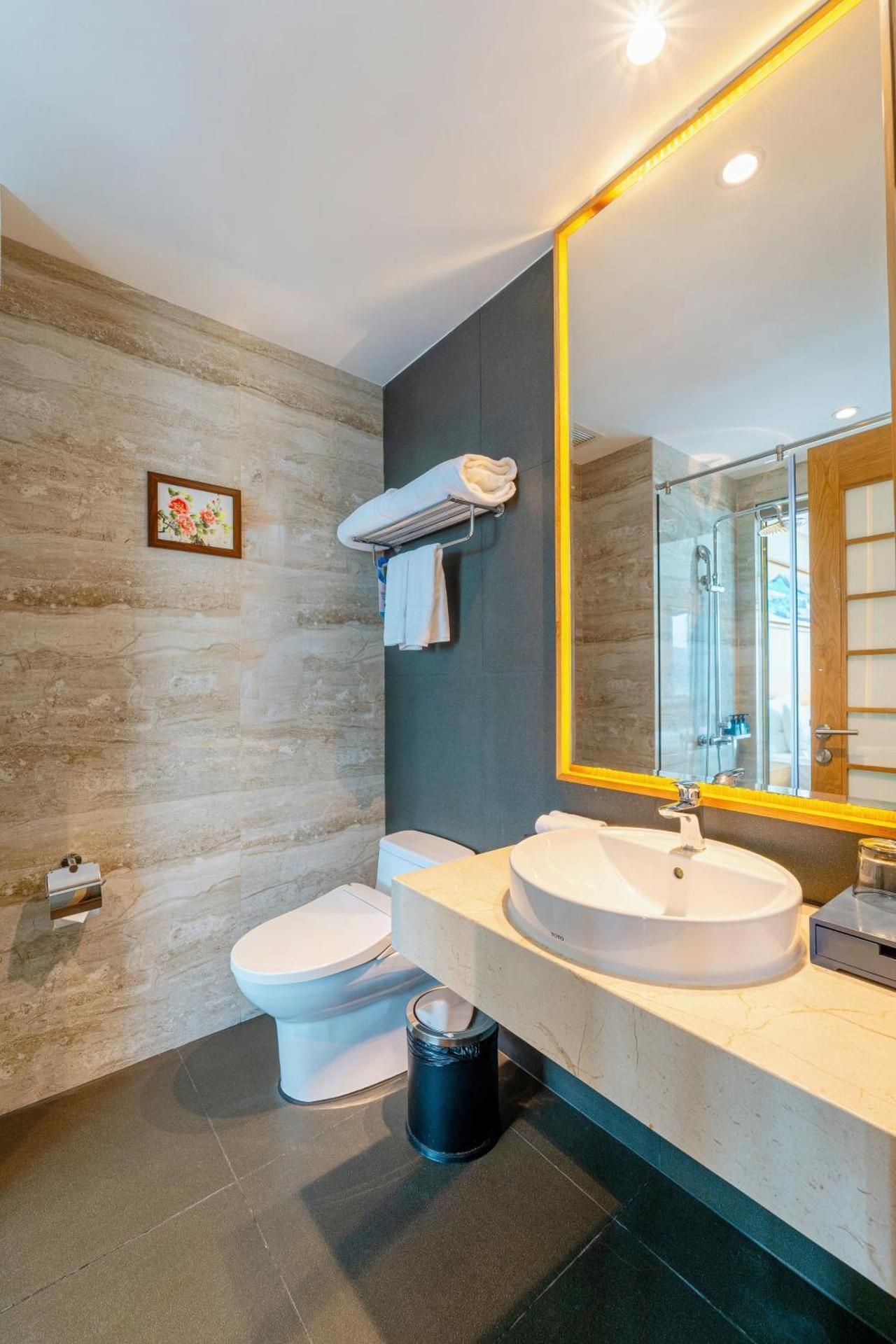 1 King 2 Twin Family Suite