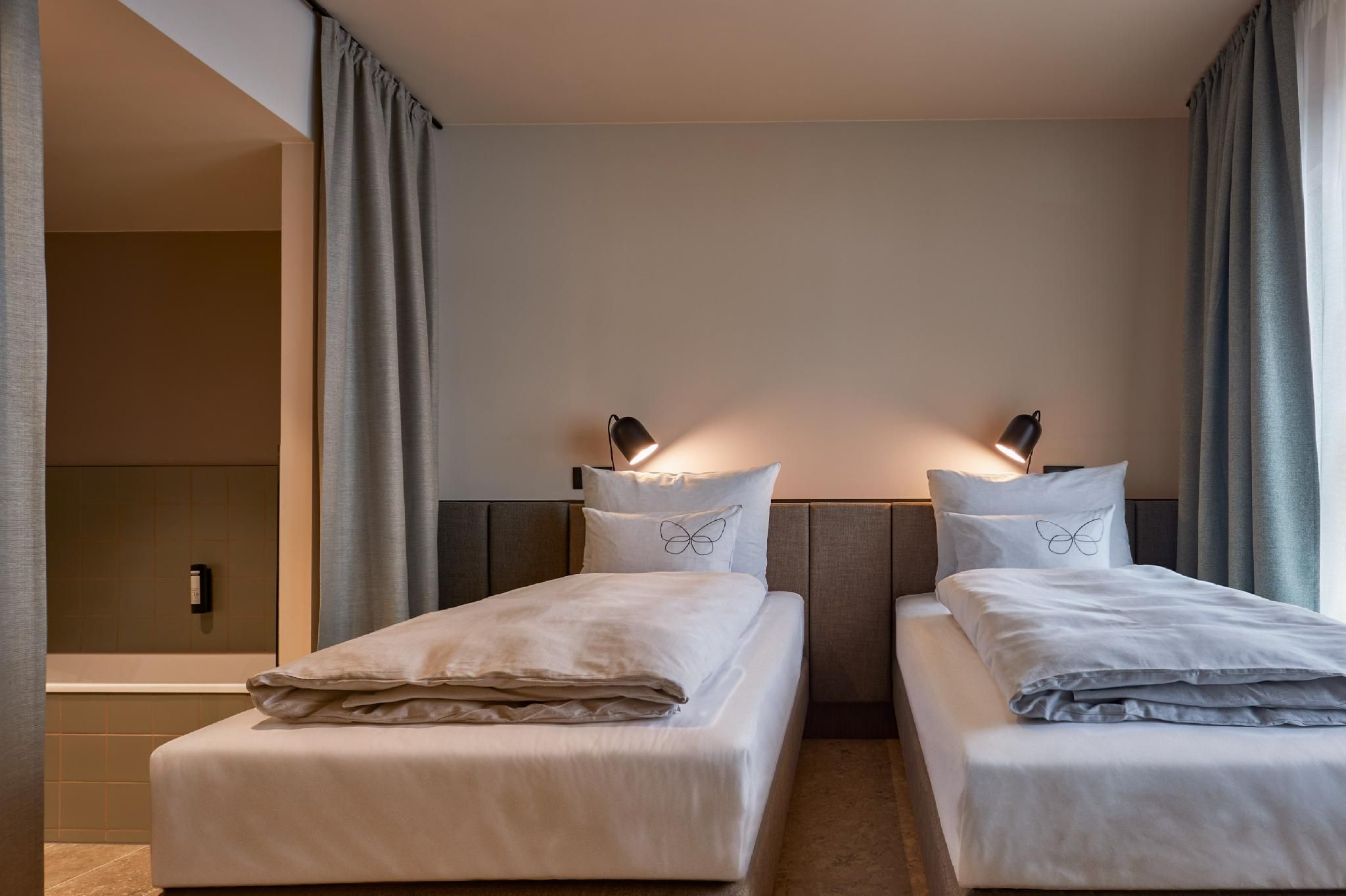 Standard Twin Room with Bathtub