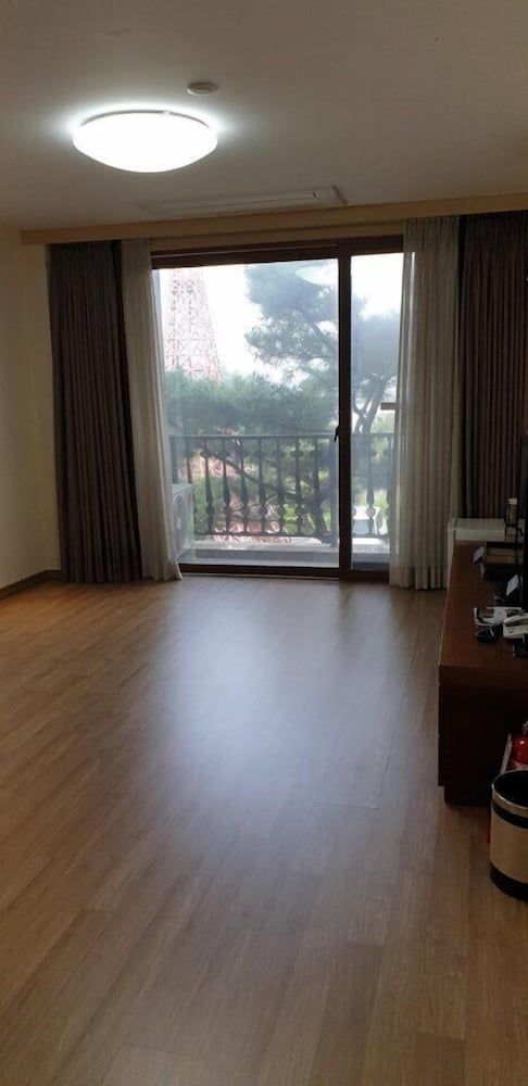 Hotel The Base Traditional Room (2 Person) 4