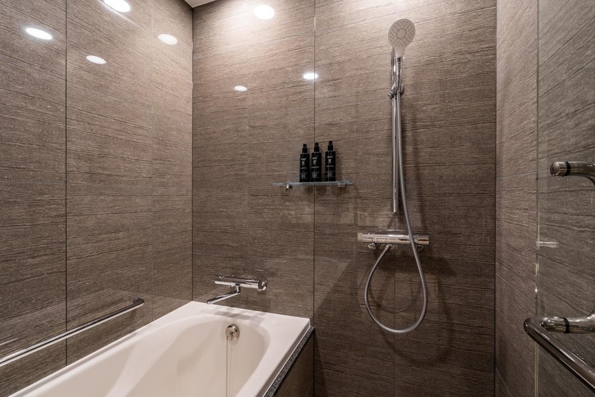 Superior Twin Room for 3 People - Non-Smoking with Lounge Access