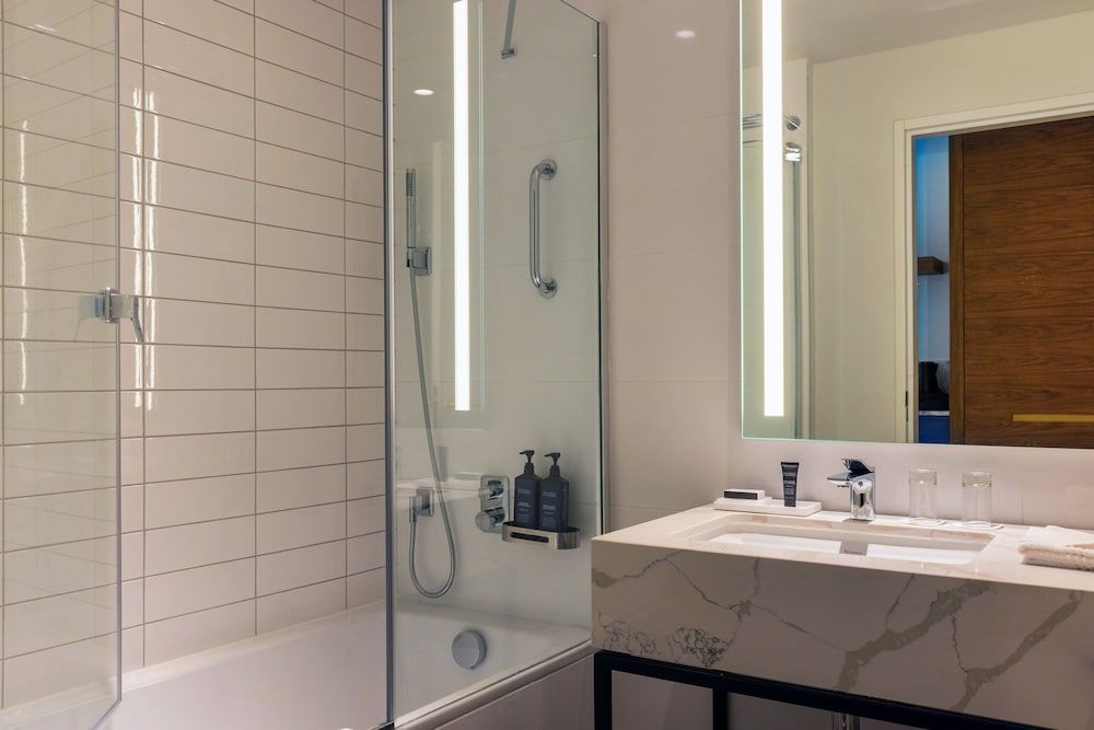 Sheraton Nice Airport Deluxe Room, 2 Twin Beds, Non Smoking, Sea View 3