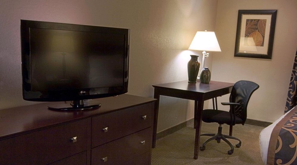 Heritage Inn Standard Room, 2 Queen Beds, Refrigerator, Mezzanine 4