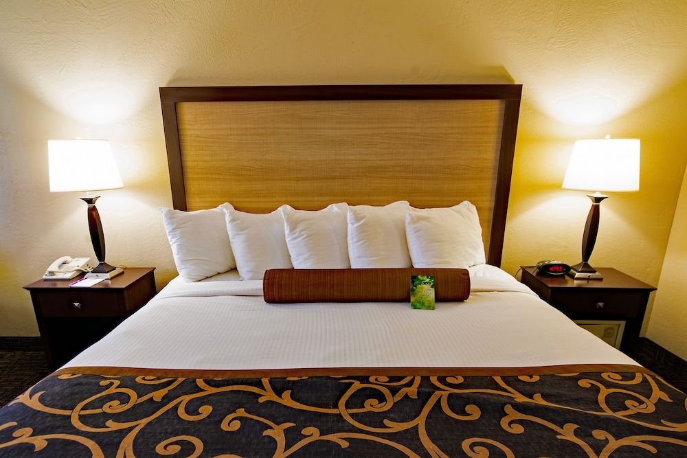 Heritage Inn Suite, 1 King Bed, Non Smoking, Refrigerator & Microwave 2