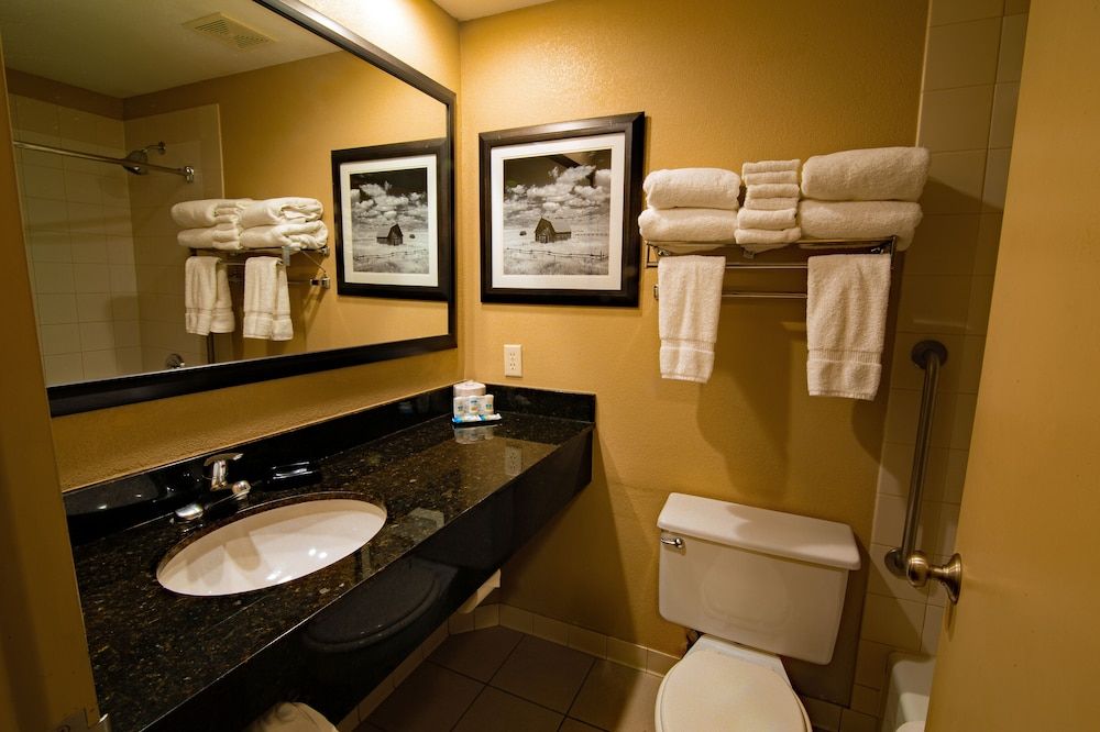 Heritage Inn Standard Room, 2 Queen Beds, Refrigerator, Mezzanine 3