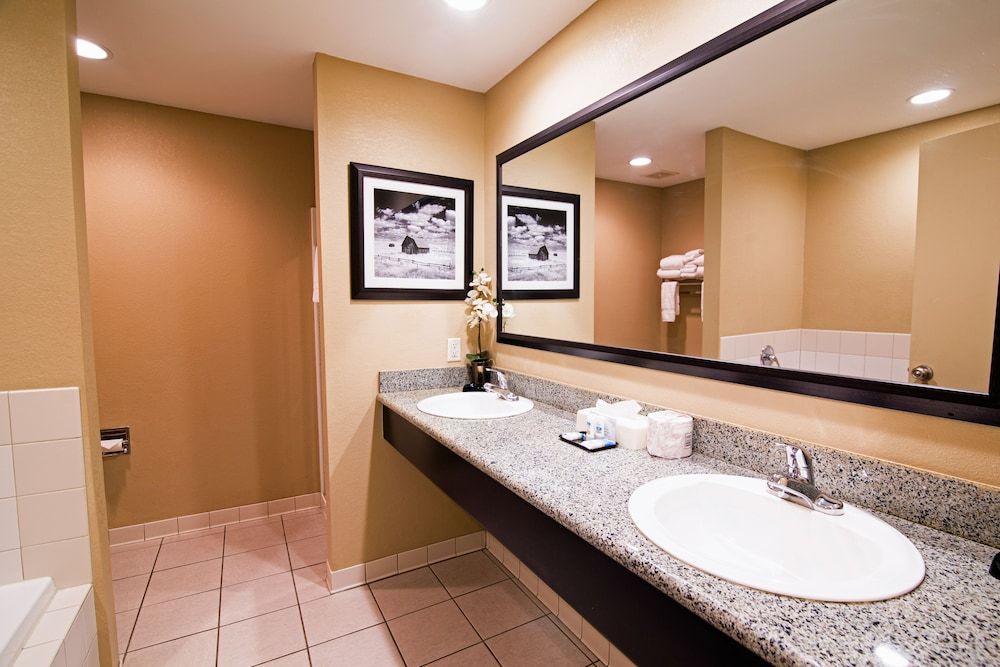 Heritage Inn Suite, 1 King Bed, Non Smoking, Refrigerator & Microwave 3