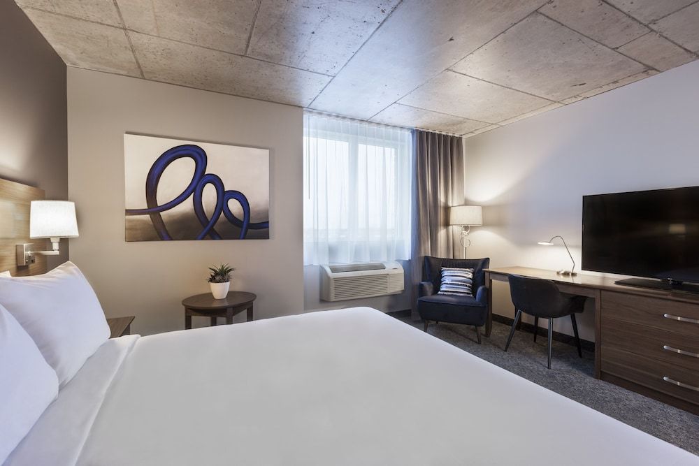 Imperia Hotel & Suites Boucherville Room, 1 King Bed 2