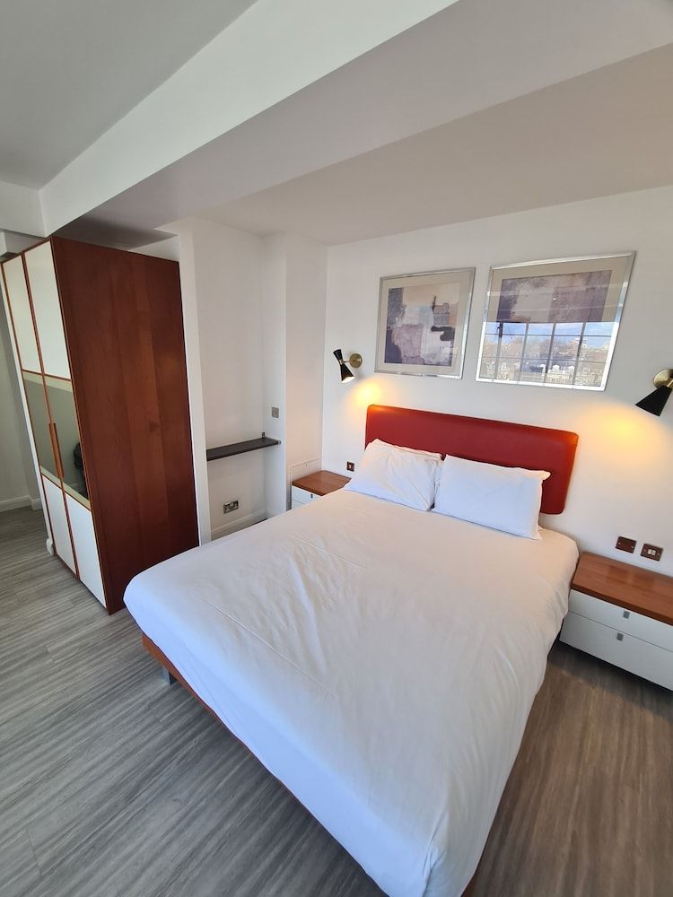 undefined Roland House 6