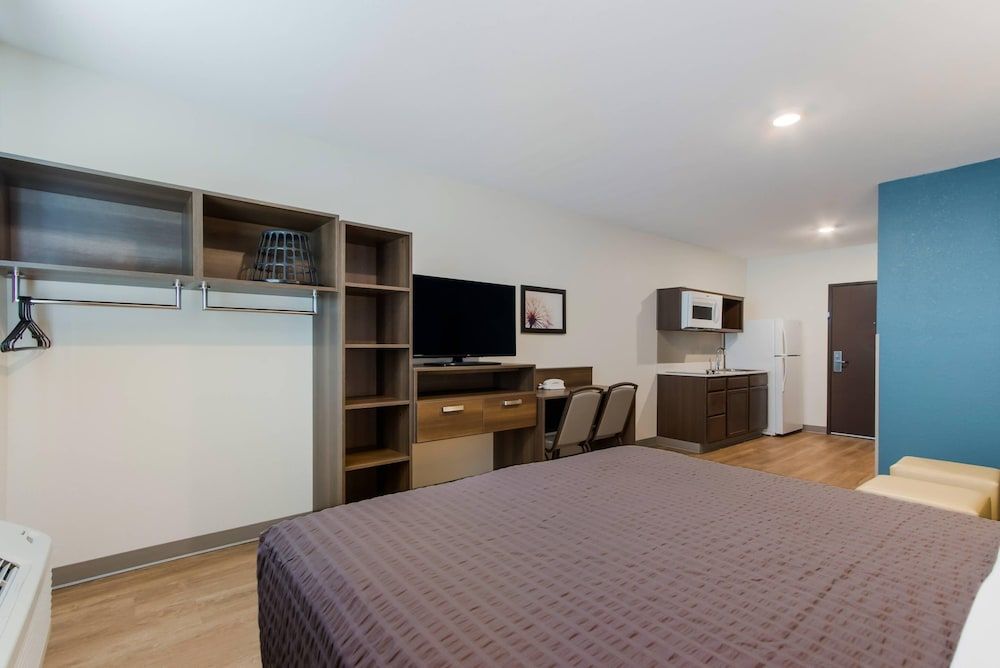 WoodSpring Suites Tamarac Room, 1 Queen Bed, Accessible, Non Smoking (Sofa) 6