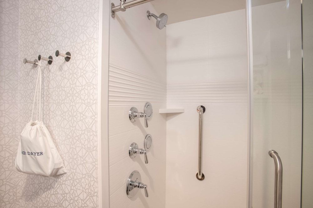 Room, 1 King Bed, Microwave (Spa Shower)