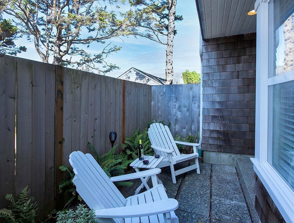 Cannon Beach Hotel Collection The Courtyard - Double Queen (Pet and child friendly) 2