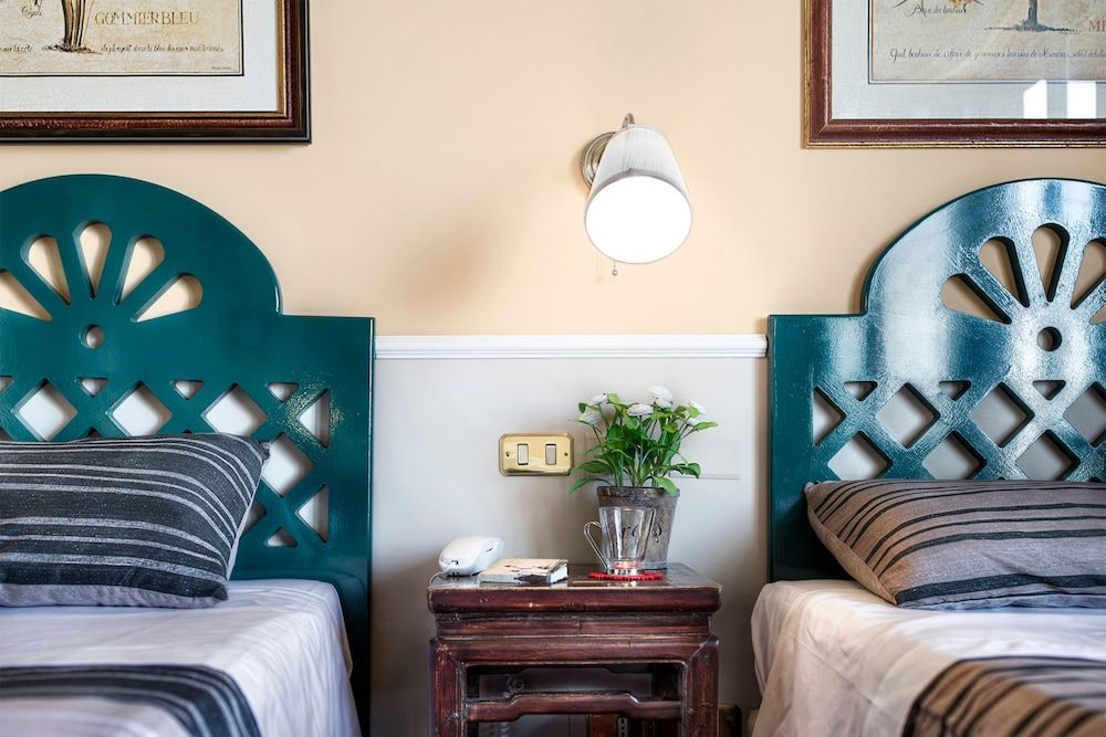 Colony Hotel Twin Room, 2 Twin Beds 3