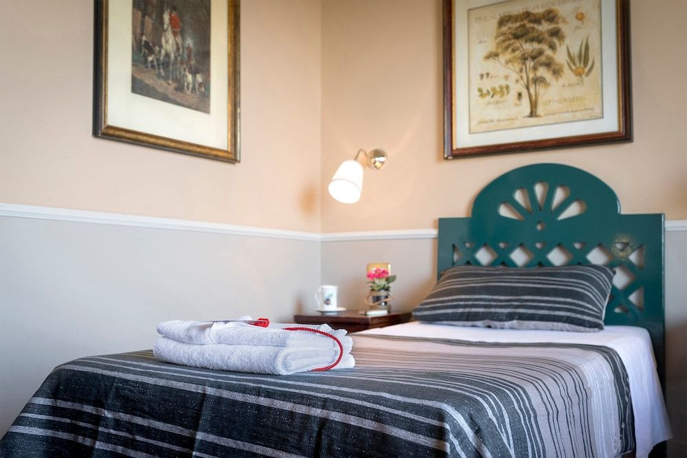 Colony Hotel Twin Room, 2 Twin Beds 2