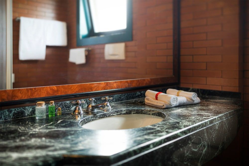 Colony Hotel Twin Room, 2 Twin Beds 7