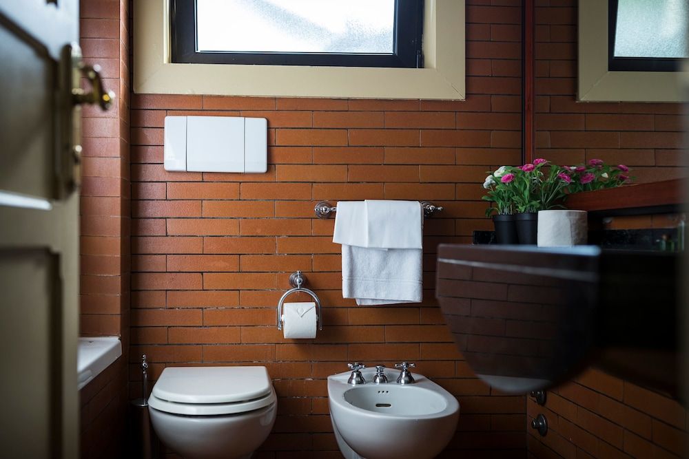 Colony Hotel Twin Room, 2 Twin Beds 8