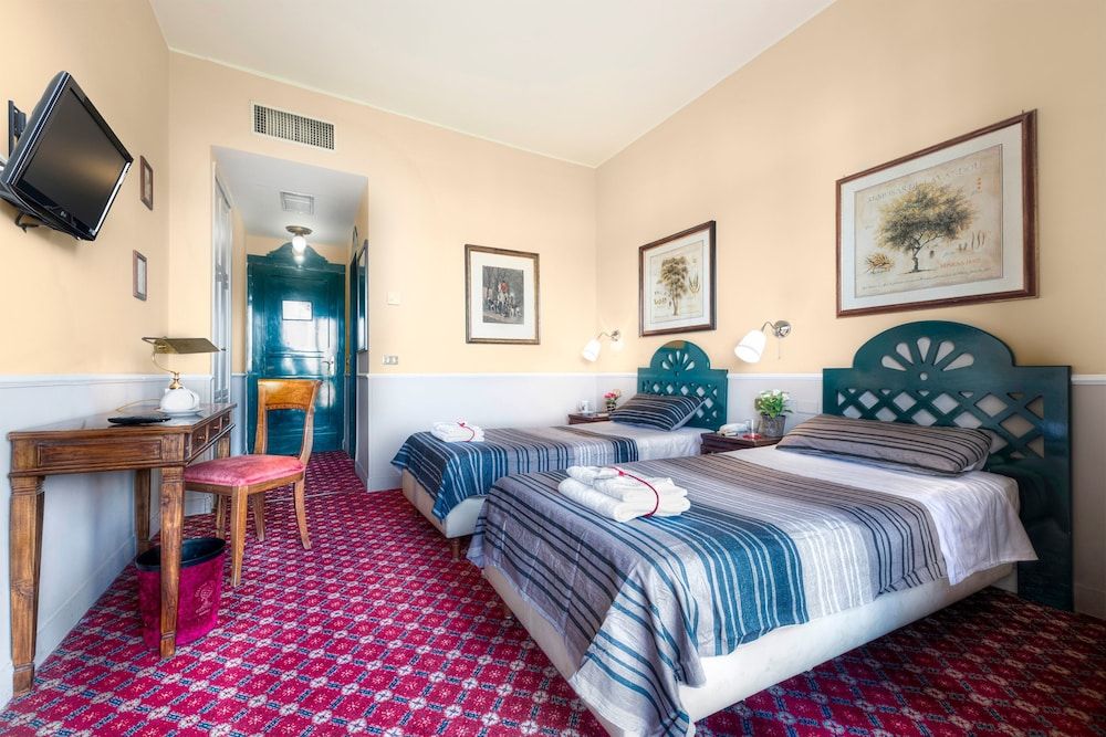 Colony Hotel Twin Room, 2 Twin Beds 5