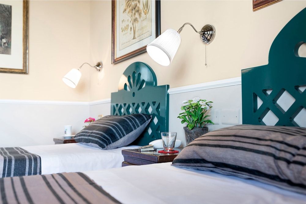 Colony Hotel Twin Room, 2 Twin Beds 4